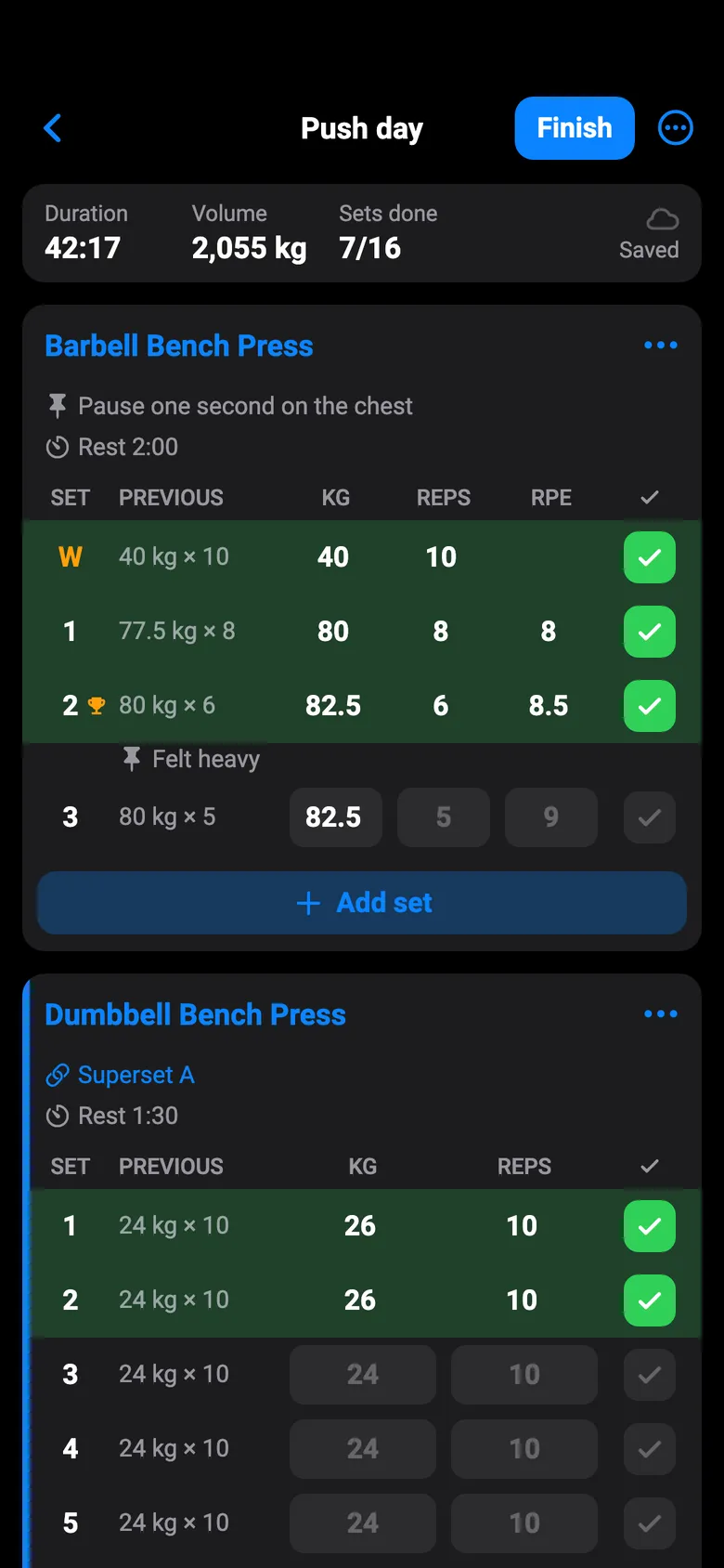 The same workout in English with the dark theme: a dark screen with the Barbell Bench Press set table.